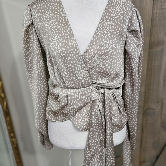 EXPRESS Satin Polka Dot Print V Neck Puff Sleeve Wrap Tie Blouse.Taupe/white.XS - Picture 4 of 13